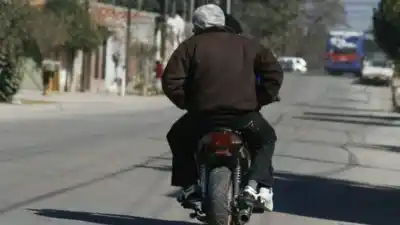 La sorprendieron en la puerta de su casa en Pocito: lo que buscaban adentro los dos de la moto