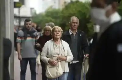 Nacen miles de chicos menos en San Juan y el futuro laboral de los jóvenes quedó en la mira