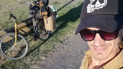 Pedalea 1.500 kilómetros con una guitarra y una rodado 26: el destino que lo espera en Jujuy
