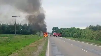 Llevaba chicos a un torneo de básquet y el viaje terminó en llamas sobre la Ruta 34