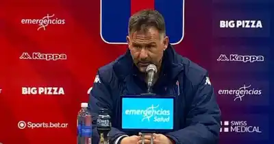 Dabove se cansó: después del 1-0 en Victoria, apareció en la sala de prensa solo para decir dos palabras