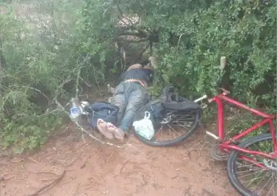 Lo encontraron tirado en un descampado y pensaron que estaba muerto: la verdad sorprendió a todos