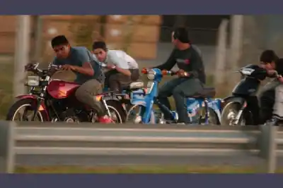 Una moto, un control y una madrugada que terminó con un policía golpeado en el rostro