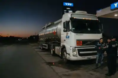 Lo siguió una camioneta en plena ruta y terminó refugiado en una estación de servicio