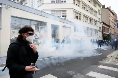 París bajo custodia militar: lo que apareció entre los manifestantes que sorprendió a la Policía