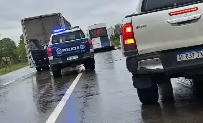Iba en su moto por la Ruta 38 y quedó atrapado bajo una rueda del camión