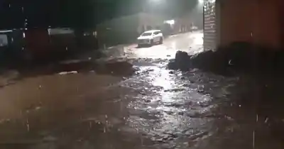 El agua bajó por las calles de Aguas Blancas y dejó al descubierto lo que había en la obra de 20 de Junio