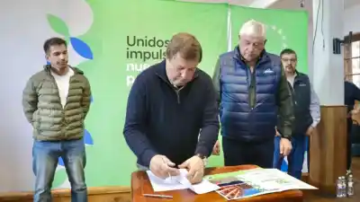 Bariloche: 1.500 familias esperaban las cloacas y ahora firmaron el contrato que cambia su día a día