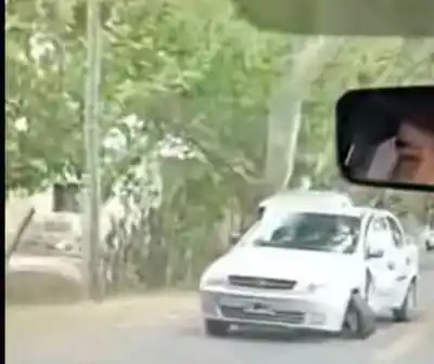 Cuatro autos chocaron en la "calle de los telos": lo que encontraron los policías al llegar
