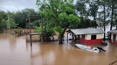 El Paraná subió a 8 metros y tres cruces a Paraguay quedaron cortados