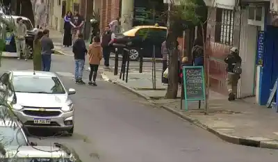 Explotó la máquina de café en pleno centro: el frente del bar quedó destrozado y una empleada terminó en el Heca