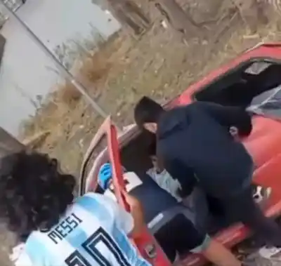 Perdió el control en Rivadavia y el auto terminó partido contra un árbol