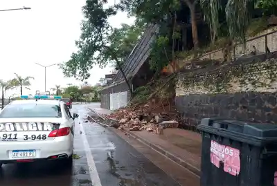 Se vino abajo parte de un muro en la costanera de Posadas: dónde cayó