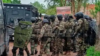 Allanaron por un abuso de arma en Centenario y adentro había algo más que armas