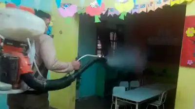 Fumigaron un jardín de La Banda por el dengue: la advertencia que ahora alcanza a cada casa