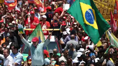 Lula cerró su campaña en Copacabana y apuntó contra Milei en el último debate