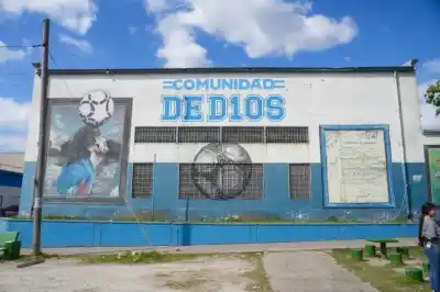 Fiorito le rinde homenaje a Maradona: el mural de 52 metros que revive su baile con el Napoli