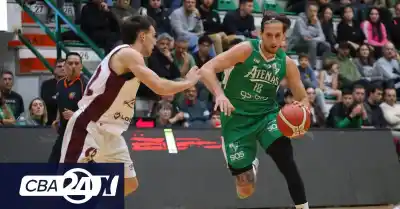 Atenas perdía por seis al descanso, pero un triple cambió la historia
