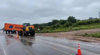 Un camión quedó atravesado en la ruta 9/34 y complica el tránsito en Rosario de la Frontera