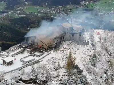 El Nido del Águila ardió en los Alpes: un detalle en la ruta encendió las sospechas