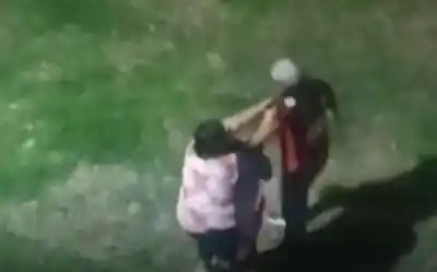 Le tiró puntazos a un policía y a su propia madre: la Justicia lo dejó libre y los vecinos no lo pueden creer