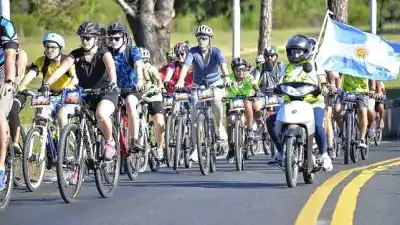 El profesor que se cansó de la grieta y pedaleará 12 horas para ver al Papa