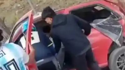Volvió a nacer: el auto quedó hecho un hierro retorcido tras incrustarse contra un árbol