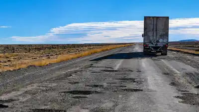 Cobran en cada carga de combustible para arreglar rutas y frenar inundaciones: el destino que nadie imaginaba