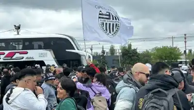 Mil hinchas de Cipolletti arrancaron antes: la caravana a Córdoba ya está en marcha