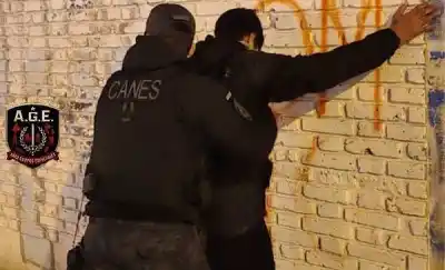 Caminaba encapuchado por Trelew y la policía descubrió qué escondía