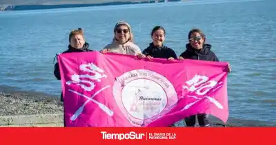 La ría de Río Gallegos se tiñó de rosa: quién encabezó el nado que dio que hablar