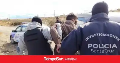 Lo buscaban por abuso sexual, pero al allanar su casa encontraron algo más