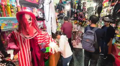 La sangre falsa que se agota primero: el insólito récord de los cotillones salteños