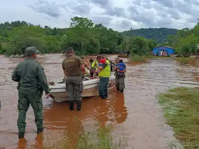 Evacuados en San Vicente: 60 chicos duermen en una escuela y un salón