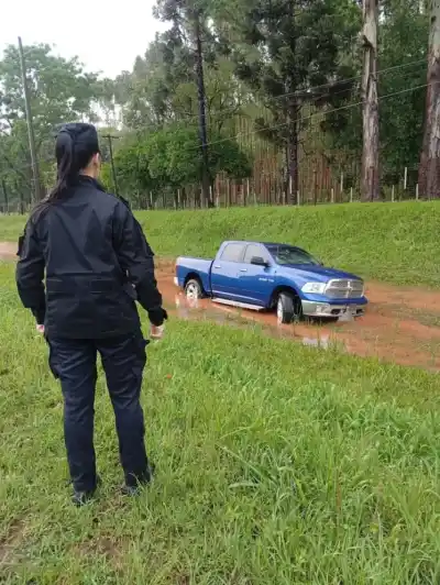 Una Dodge Ram salió de la ruta 12 en Jardín América: dos personas terminaron internadas