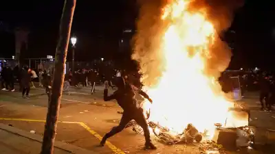 Cerca de 100 detenidos y 14 locales saqueados: el saldo de la protesta en Barcelona