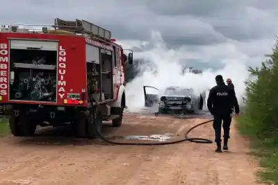 Iba por un camino rural de La Pampa y terminó con el auto reducido a chapa