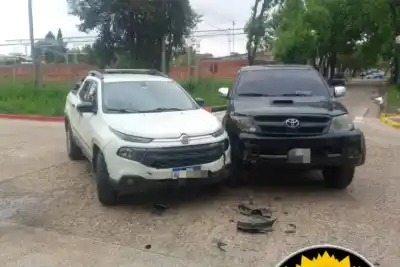 Chocaron dos camionetas en Villaguay y a uno de los conductores el control le jugó en contra