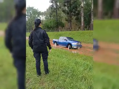 Una camioneta cruzó un charco en la Ruta 12 y terminó fuera de la calzada: dos heridos