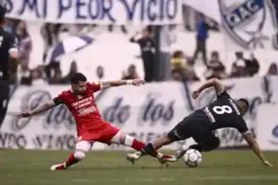 Dos penales de Franklin y un codazo: el Santo se quedó sin aire en el Centenario