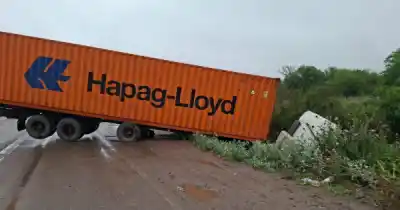 Un camión de gran porte terminó dentro de una alcantarilla en el acceso a Rosario de la Frontera