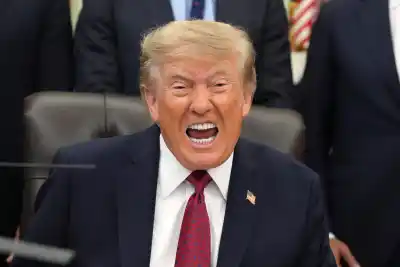 Le preguntó por sus campos de golf y Trump explotó: "No sé quién demonios eres"