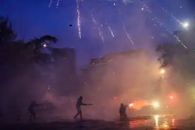 Europa arde lejos de Francia: encapuchados dentro del Coliseo y gases en Tirana