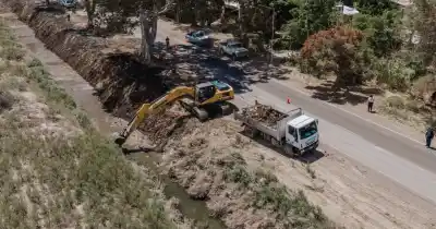 El cerro que preocupa a San Martín: la máquina que trabaja en el desagüe San Isidro