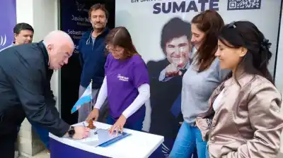 Milei desembarcó en los 135 municipios bonaerenses: qué buscaba en plazas y estaciones