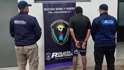 Fueron a buscar ropa robada y en una cama apareció otra cosa: 70 envoltorios y $200.000