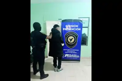 La Policía lo vio caminar por Las Termas y terminó demorado: qué llevaba encima su historial