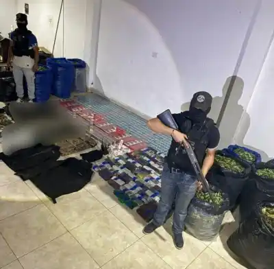 Vendían mercadería robada con uniformes de una fuerza de seguridad: lo que encontraron adentro de las casas