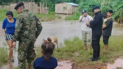 El arroyo les cortó la salida y 105 vecinos de una aldea debieron dejar todo atrás