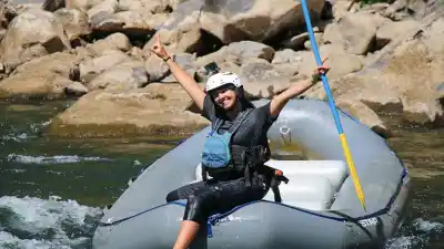 Tenía 23, cuatro balsas y un río: quién es la primera guía de rafting mujer de Neuquén